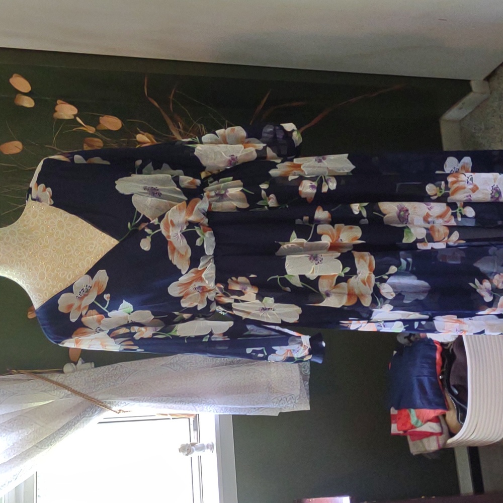 Vidarton floral maxi dress. Size Medium